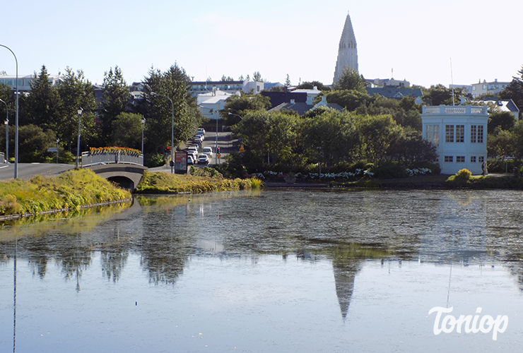 lac reykjavikurtjorn, église Hallgrimskirkja